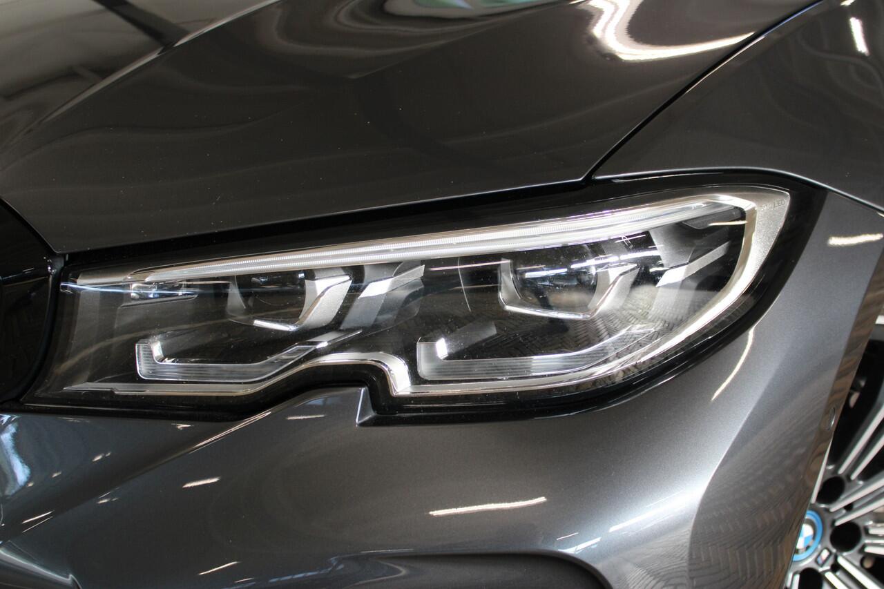 BMW 3-SERIE Touring 330e Business Edition Plus Adaptieve cruise control | Climate control | Stoel/stuur verwarming | Zomer + winterset | Elektrisch uitklapbare trekhaak | Parkeercamera |