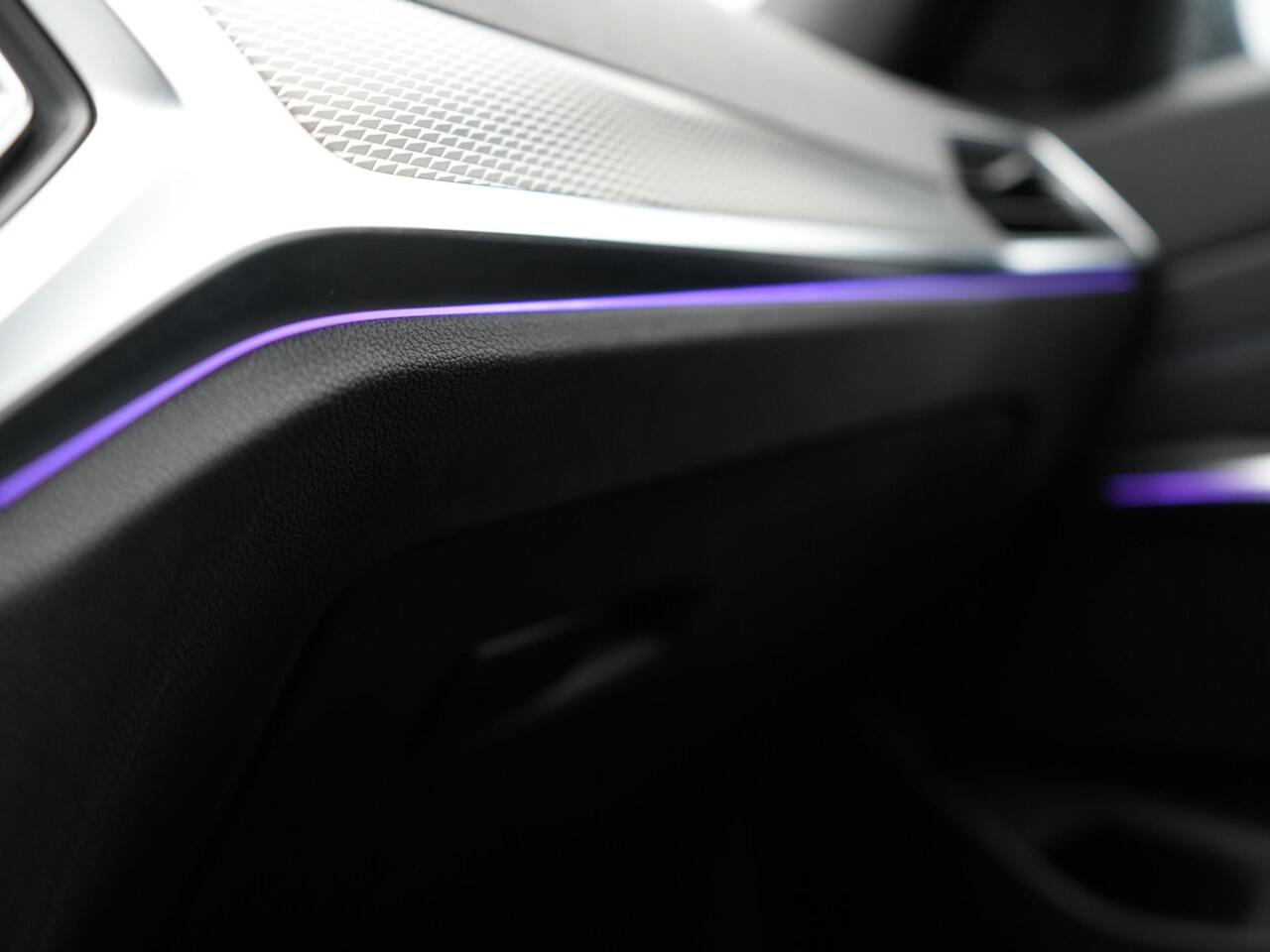 BMW 3-SERIE Touring 320i M Sport 184pk | Adaptive Cruise | Alcantara Sportstoelen Verwarmd | Apple Carplay | Sfeerverlichting | Virtual | Navigatie | DAB |