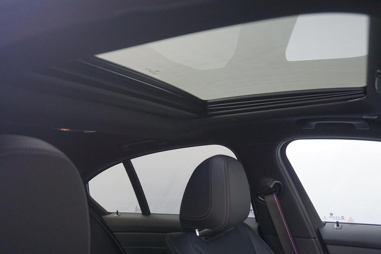 BMW 3-SERIE 330e M Sport Pro | Innovation Pack | Harman Kardon | Comfort Access | Trekhaak | Stoel & Stuurverwarming