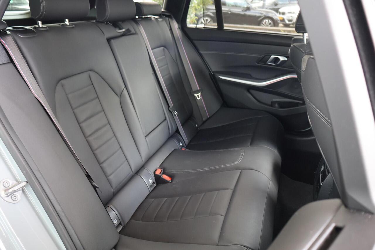 BMW 3-SERIE Touring 330i | M Sportpakket Pro | Glazen Panoramadak | Lederen Sportstoelen | Parkeersensoren voor en achter | Climate Control | HiFi Systeem