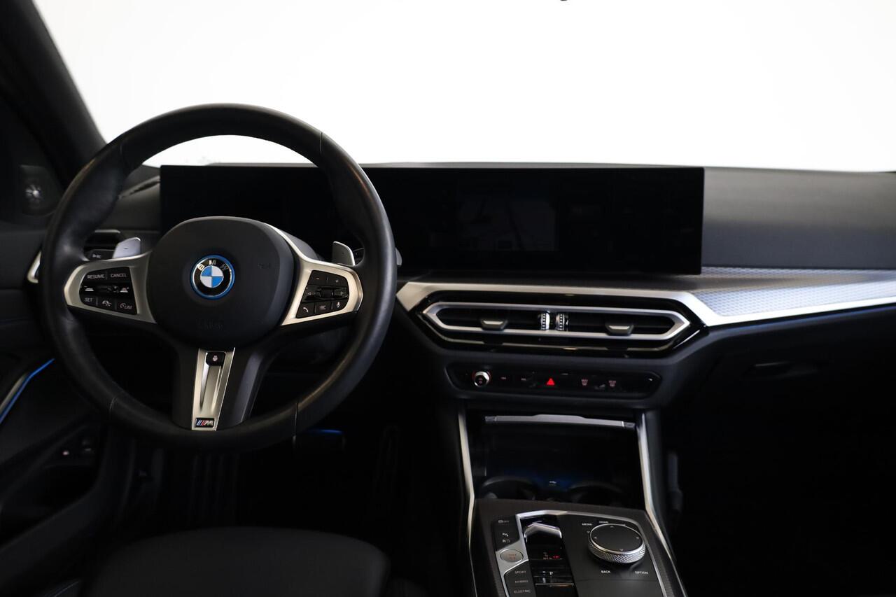 BMW 3-SERIE Touring 320e | Elektrisch Glazen Panorama-dak | M Sportpakket | cruise control adaptief met Stop&Go | Travel Pack