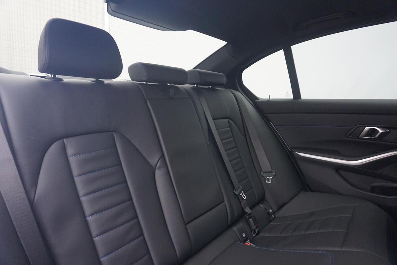 BMW 3-SERIE Sedan 318i M sport / Trekhaak / Schuif- Kanteldak / Hifi | Ekris Selection