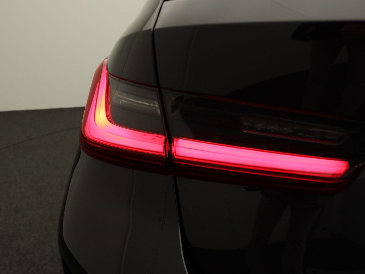 BMW 3-SERIE 330e Touring | M Sportpakket Pro | Comfort Pack | Innovation Pack