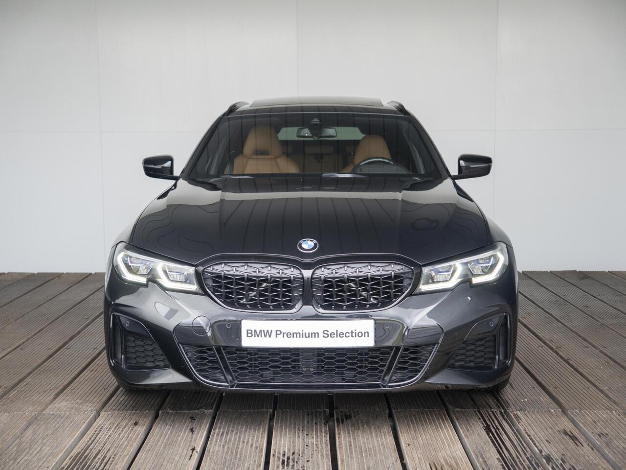 BMW 3-SERIE Touring M340i xDrive | Innovationspakket | Parking Assistant | Verwarmd Stuurwiel | Comfort Access | Achteruitrijcamera | Harman Kardon | Panoramadak | Head-Up Display | 19'' | Trekhaak