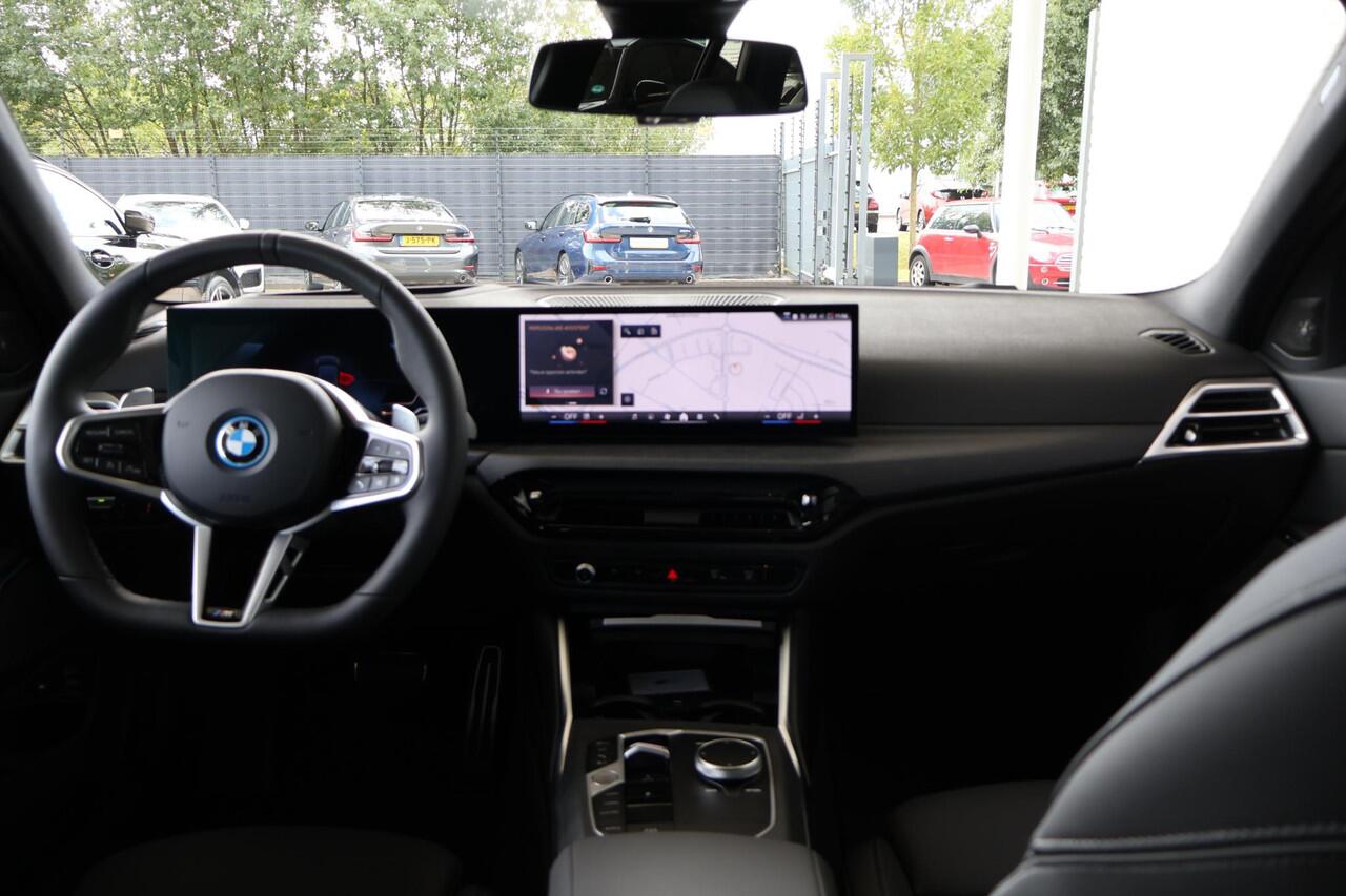BMW 3-SERIE Touring 330e xDrive | M Sportpakket Pro | Glazen Panoramdak | Trekhaak Elektrisch | Harman Kardon | Stoelverwarming | Stuur- en stoelverwarming | 19" M Dubbelspaak