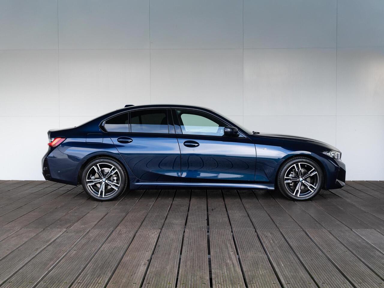 BMW 3-SERIE Sedan 318i | M Sportpakket | Comfort Pack | Comfort Access | Achteruitrijcamera | Stoelverwarming | 18''