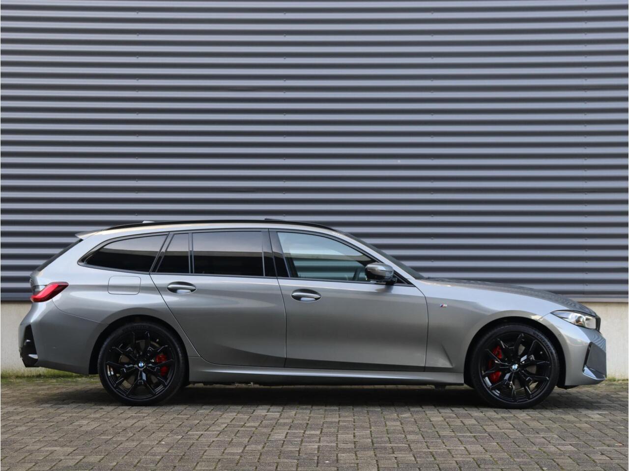 BMW 3-SERIE Touring 330e | M Sportpakket Pro | Panodak | Head-Up | Trekhaak | Driving Assistant Prof. | Parking Assistant Plus | Harman Kardon | Verwarmd Stuurwiel | 19'' LMV