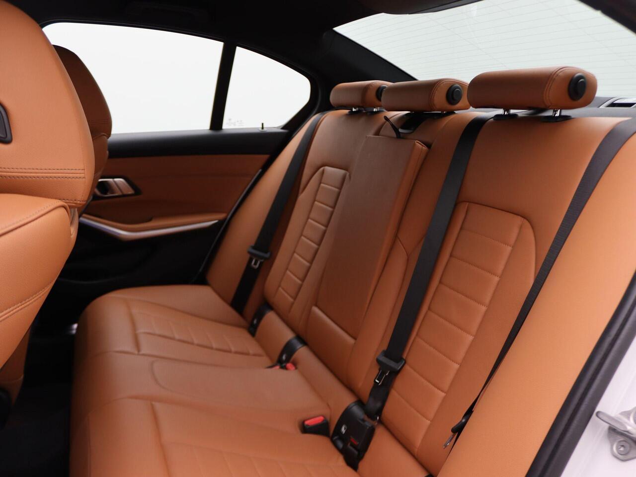 BMW 3-SERIE Sedan 330e High Executive | Model Sport Line | Parking Pack | Sportstoelen | Parking Assistant | Hemelbekleding Anthrazit | 17''