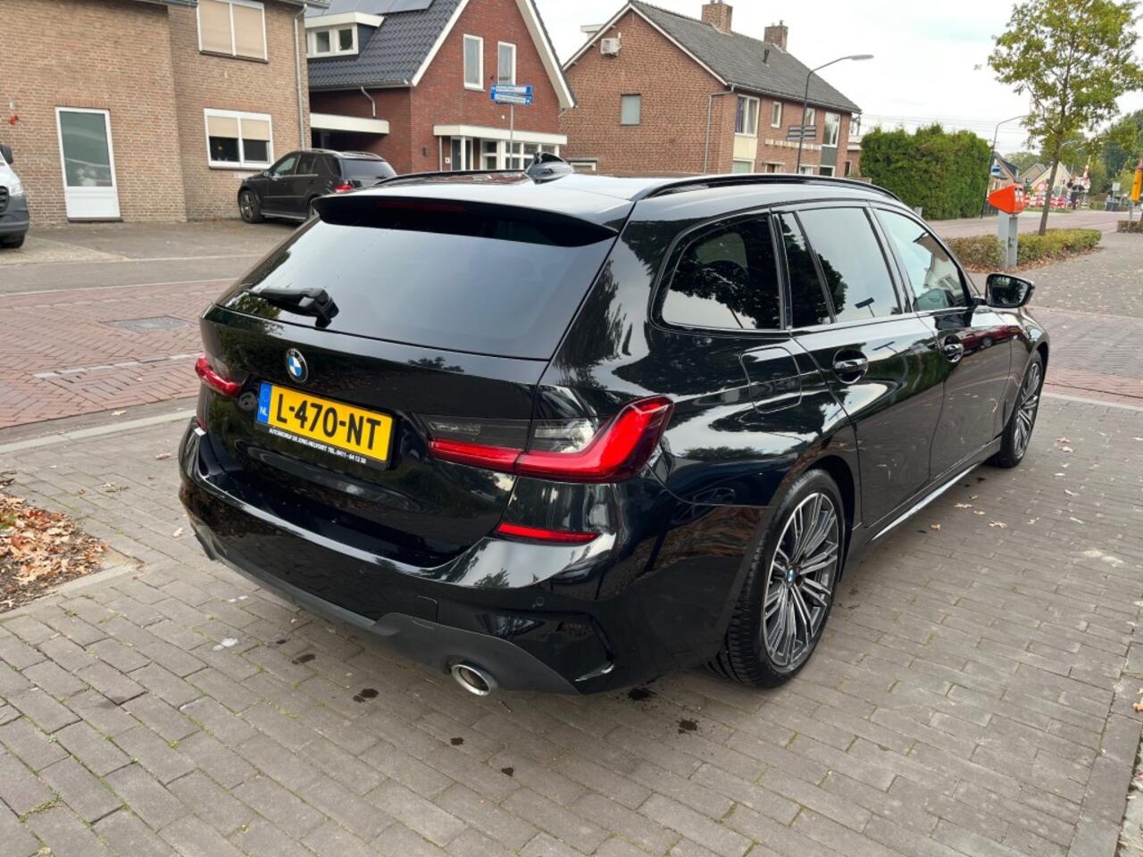 BMW 3-SERIE TOURING 330I HIGH EXECUTIVE M-PAKKET / SCHUIFDAK / NAVI / DAB