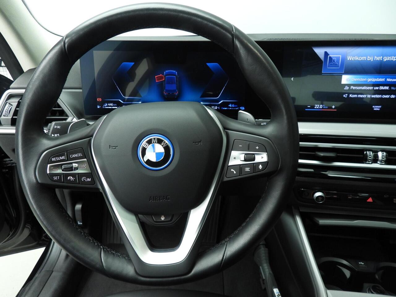 BMW 3-SERIE Sedan 330e | LED | Leder | Navigatie | Active cruise | Schuifdak | DAB | Hifi speakers | Alu 17 inch