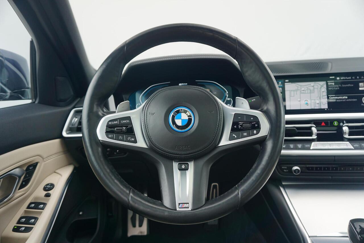 BMW 3-SERIE Sedan 320e High Executive M Sportpakket 19'' / Schuif-/kanteldak / Elektrisch verstelbare voorstoelen / HiFi System