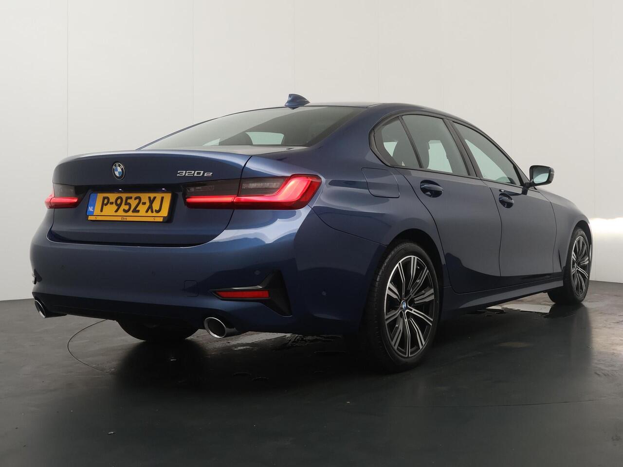 BMW 3-SERIE 320e Business Edition Plus | Trekhaak | Panoramadak | Stoelverwarming |