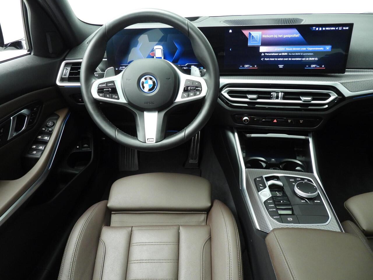 BMW 3-SERIE Touring 330e | M-Sportpakket | LED | Leder | HUD | Schuifdak | Elektr. zetels | Keyles go | DAB | Hifi speakers | Alu 19 inch