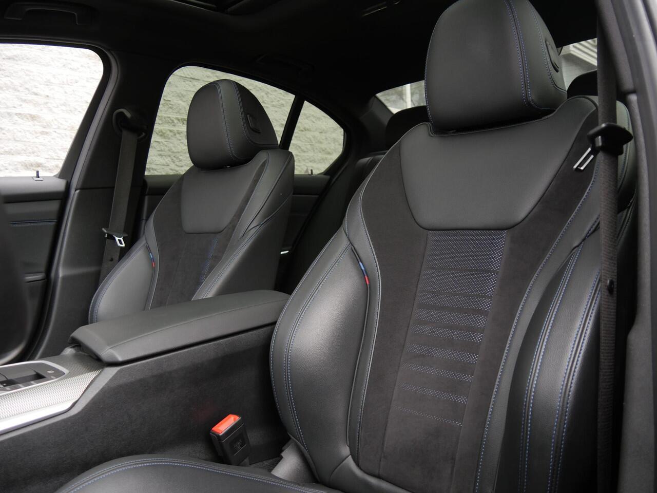 BMW 3-SERIE 318i M-SPORT/ SCHUIFDAK/ PARKING PACK/ SHADOW LINE / 19INCH BREEDSET M-SPORT VELGEN