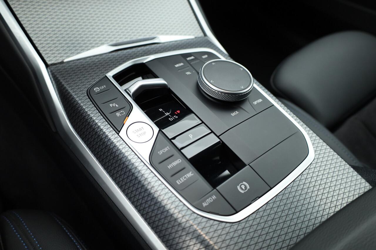 BMW 3-SERIE Touring 320e M Sport | Facelift | Shadow Line | Curved display | Adapt. Cruise | Nav + CarPlay | Elek. Klep | Sfeerverlichting | LED | Stoelverw. | PDC V