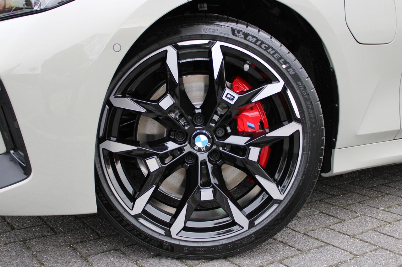 BMW 3-SERIE Touring 330e High Executive M Sport Automaat / Panoramadak / Trekhaak / Adaptieve LED / Sportstoelen / Comfort Access / Parking Assistant Plus / Stuurverwarming