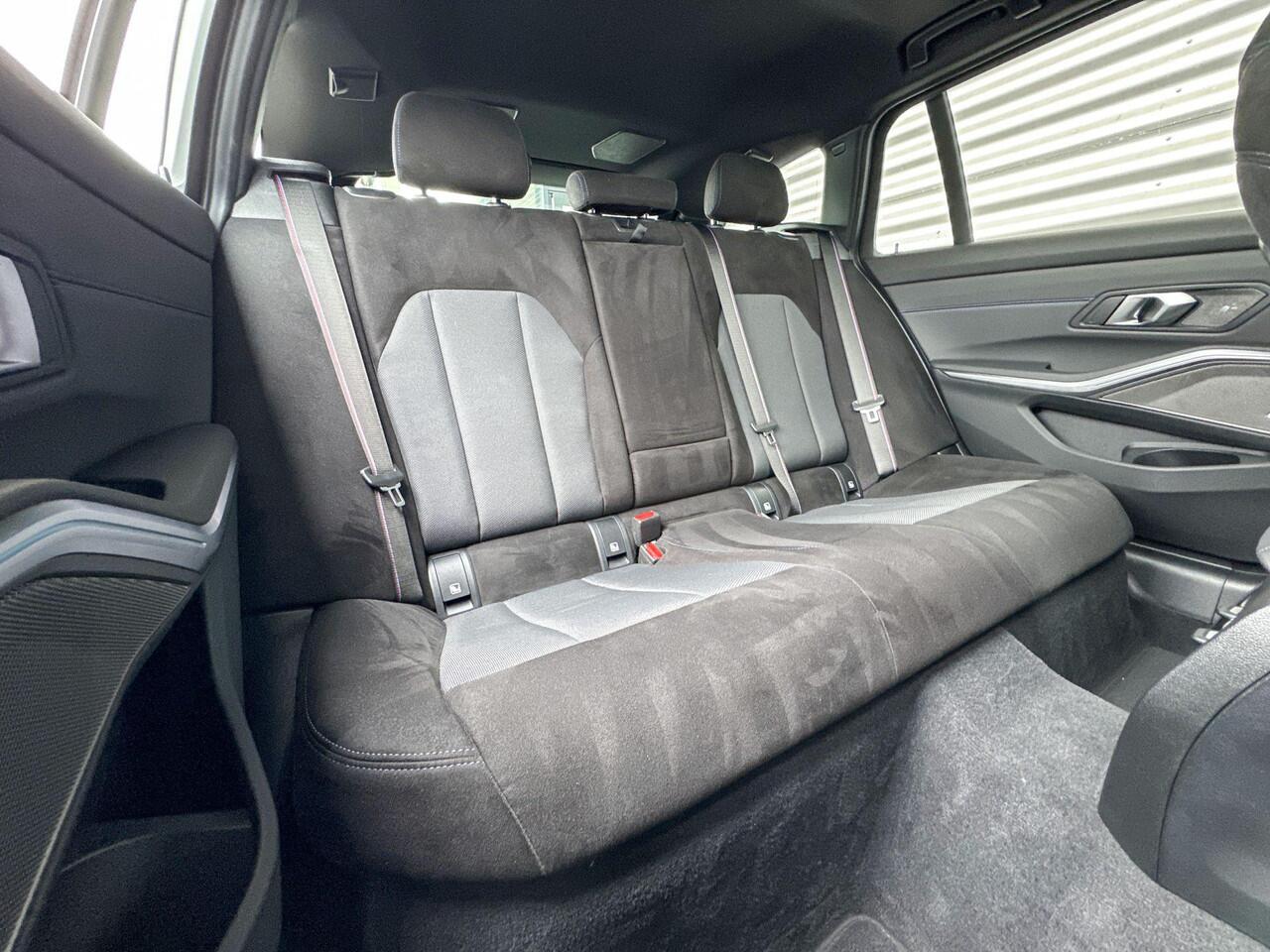 BMW 3-SERIE Touring 330e M Sportpakket Pro / Innovation Pack / Comfort Pack / Panoramadak / Trekhaak / Selections