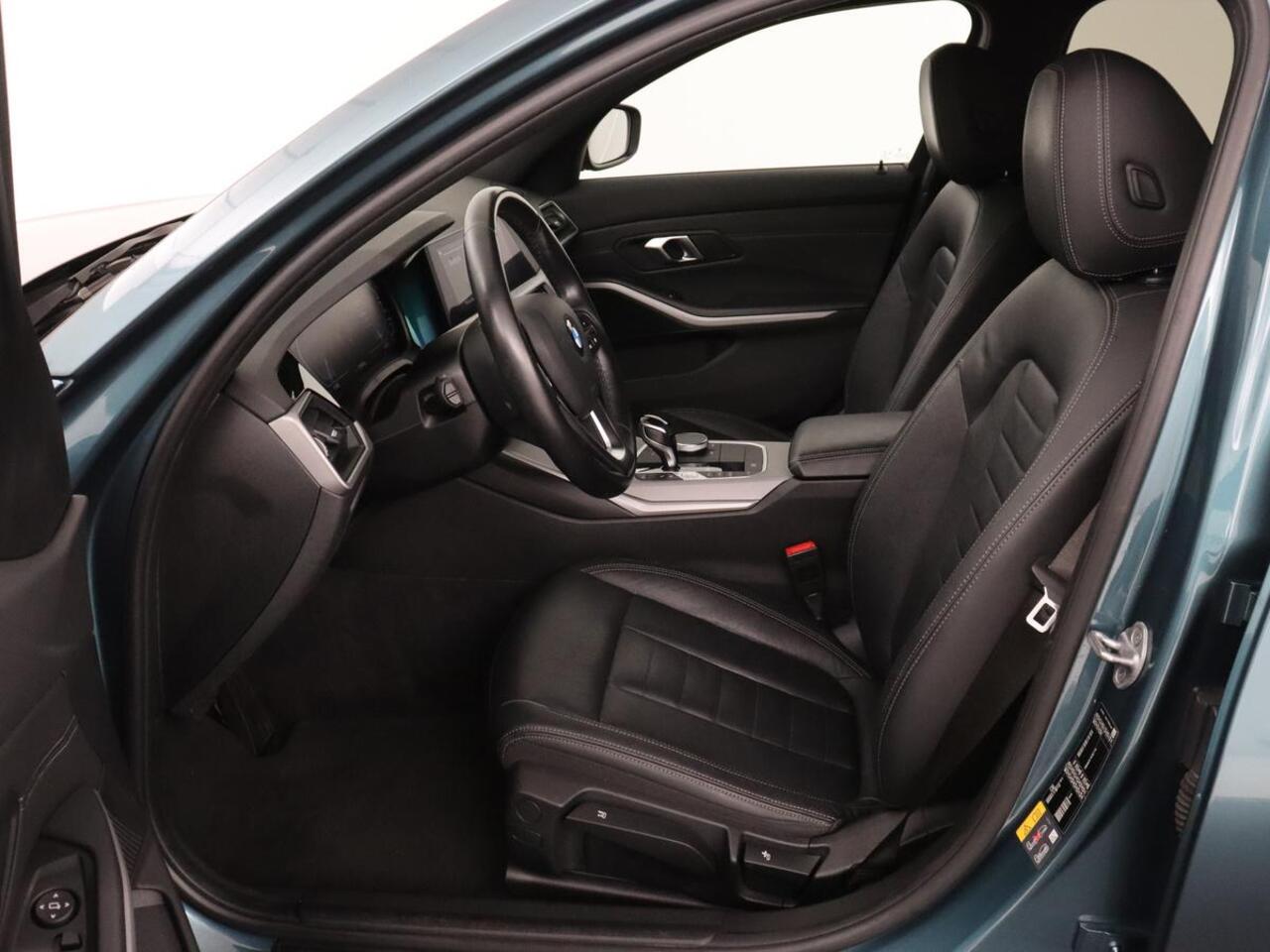 BMW 3-SERIE 330e eDrive Edition | Leder | Stoelverwarming | Carplay | Live Cockpit | Navigatie | Parkeerhulp | Cruise control