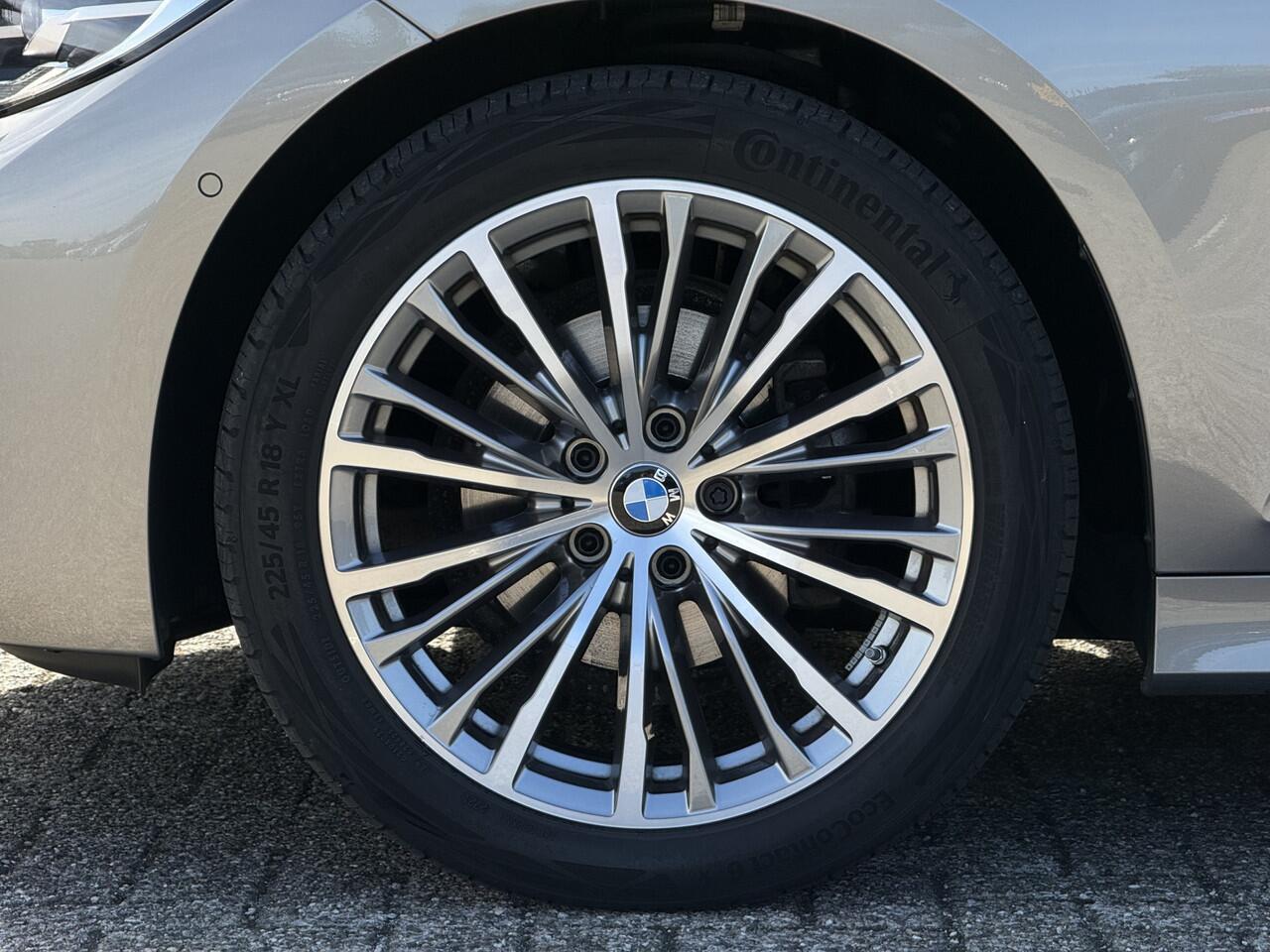 BMW 3-SERIE Sedan 318i | Business Ed. | Luxury Line | Camera | 18'' | Stoelverw. | HiFi