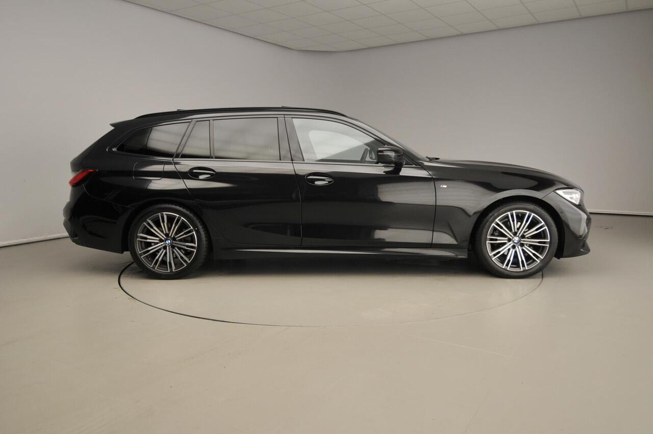 BMW 3-SERIE Touring 318i | M-Sportpakket | LED | Navigatie | Schuifdak | Sportstoelen | DAB | Hifi speakers | Alu 18 inch