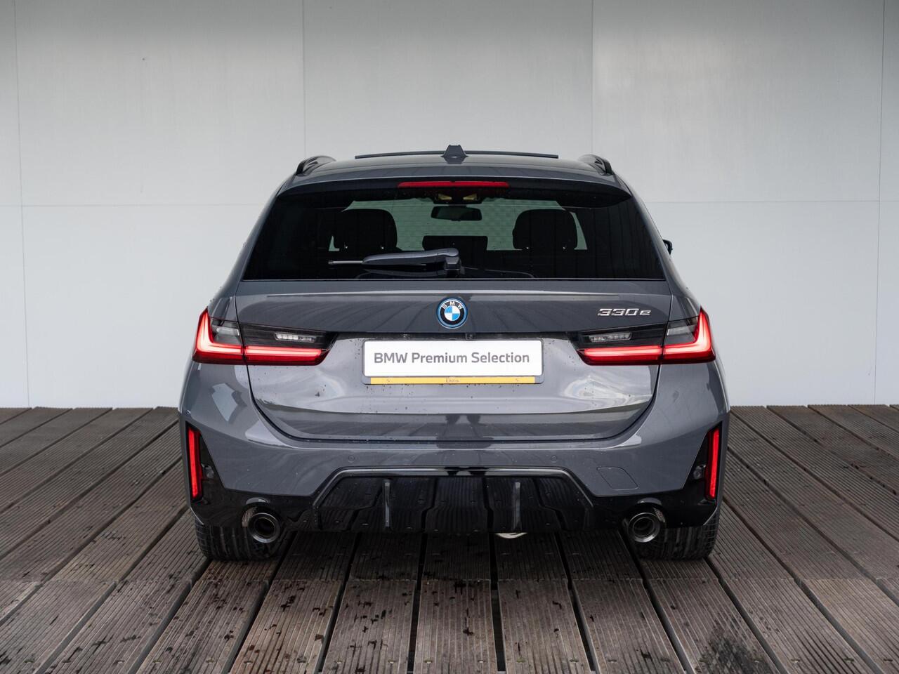 BMW 3-SERIE Touring 330e | M Sportpakket Pro | Innovation Pack | Verwarmd Stuurwiel | Comfort Access | Panoramadak | Stoelverwarming | Harman Kardon | Trekhaak