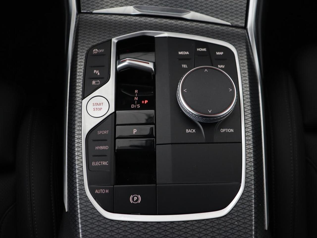 BMW 3-SERIE 330e M Sport | Leder | Trekhaak | Stoel & stuurverwarming | Carplay | Sportstoelen | Navigatie | Full LED | Park Assist | Live Cockpit | PHEV | Plug In