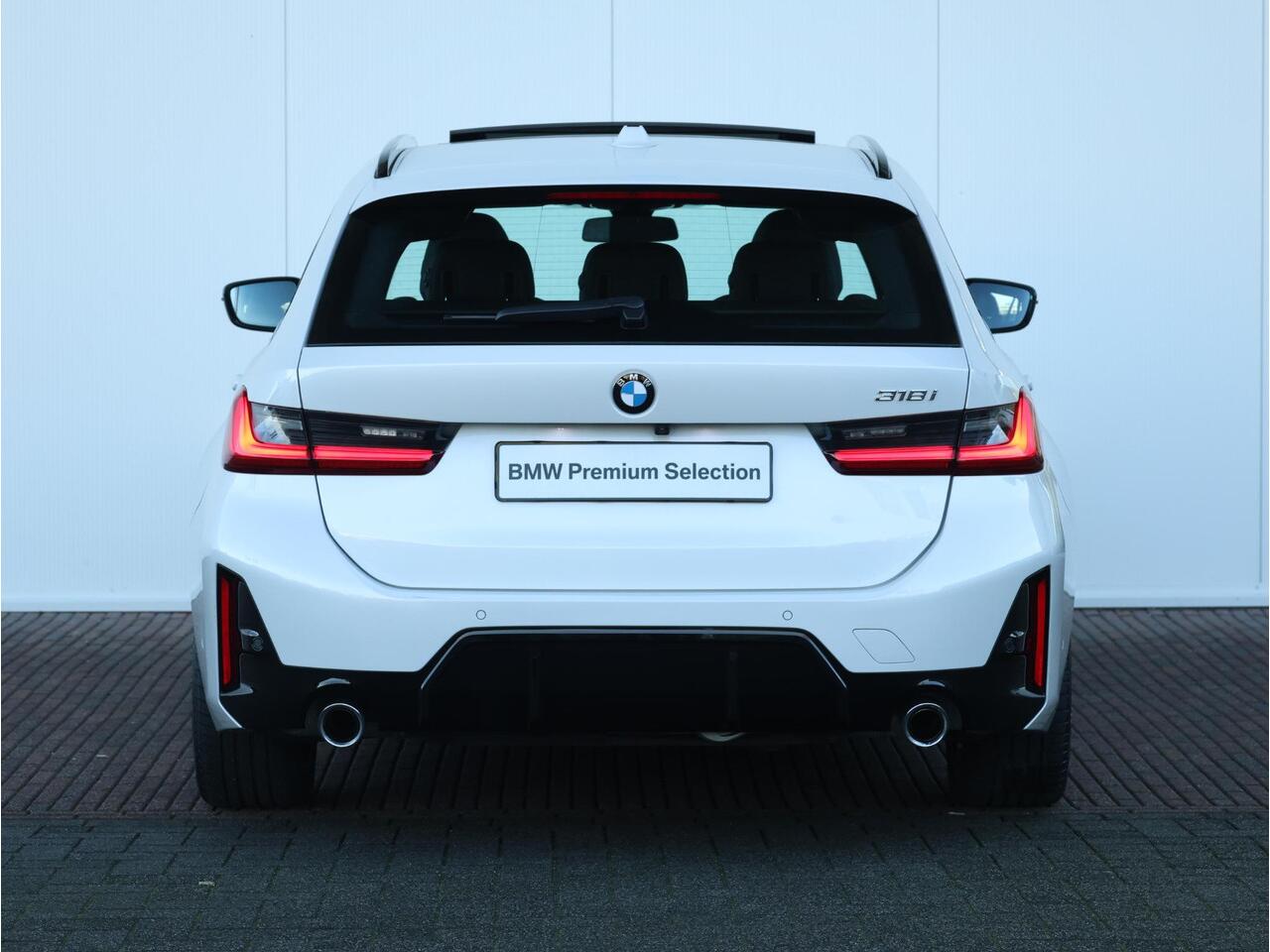 BMW 3-SERIE Touring 318i M-Sportpakket / Achteruitrijcamera / Trekhaak / Panoramadak / Stoelverwarming / 18'' /