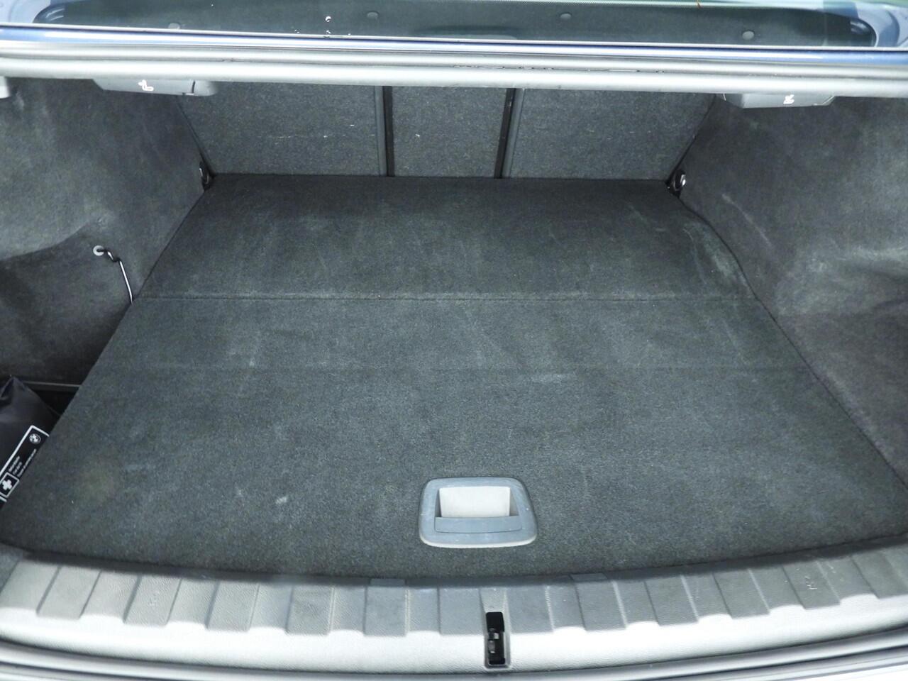 BMW 3-SERIE Sedan 330e | LED | Leder | HUD | Schuifdak | Sportstoelen | Stoelverwarming | DAB | Alu 18 inch