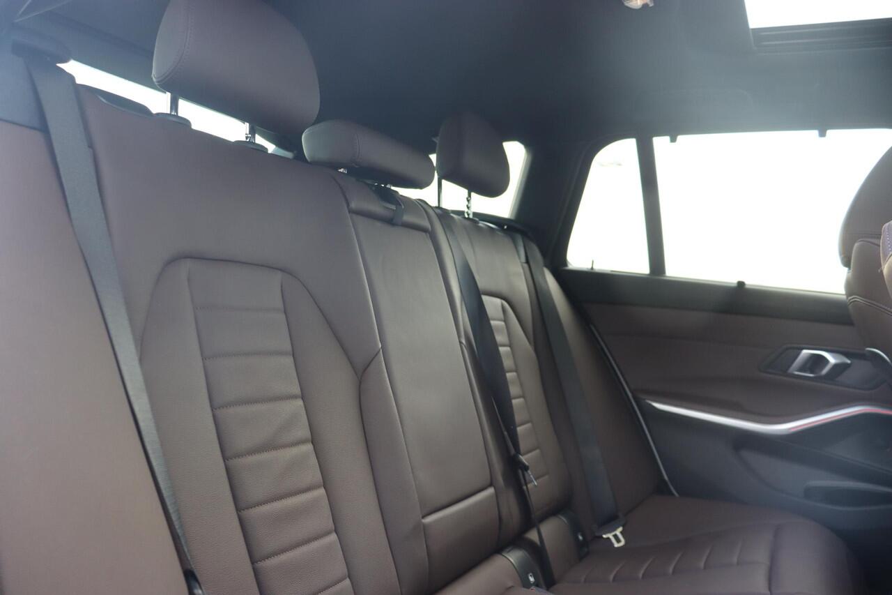 BMW 3-SERIE Touring 318i M Sportpakket/ 19 inch LMV/ panoramadak/ Sportstoelen/ Cruise Control/ HiFi/ Getint Glas/ Ambiance verlichting