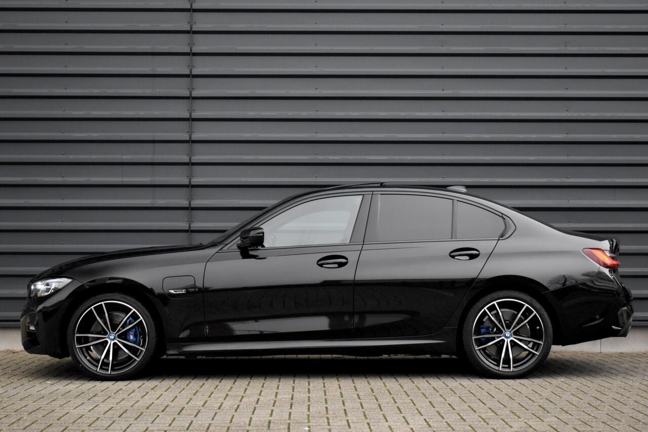 BMW 3-SERIE 320e M Sport Shadow | Pano | Laser Light | Head-Up | CarPlay | 19'' Wielen | Donker Getint Glas |
