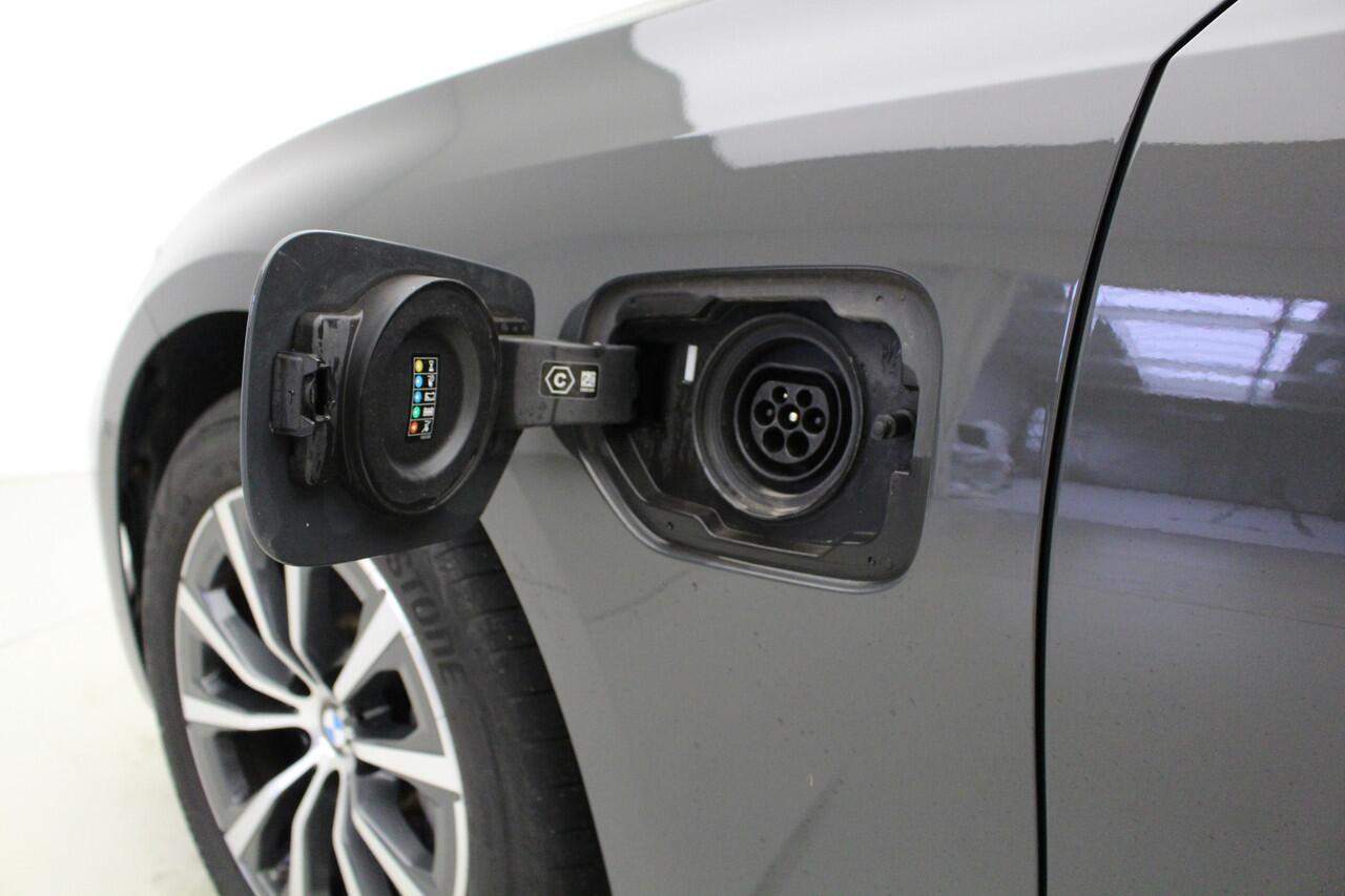 BMW 3-SERIE Touring 330e | Harman Kardon | Head-Up | Active Cruise Controle | Laser | Stoelverwarming | Individual Metallic