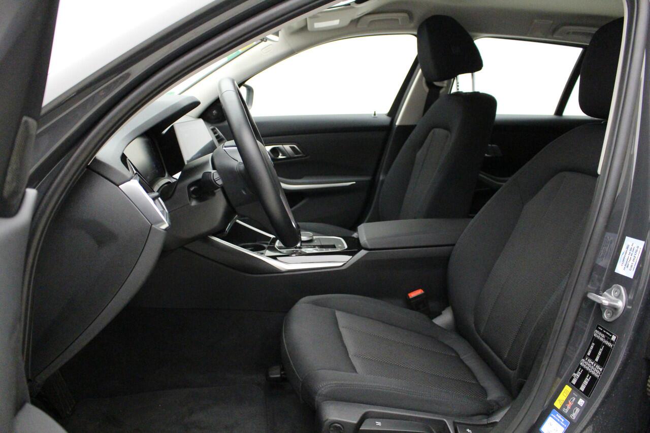 BMW 3-SERIE Touring 330e | Harman Kardon | Head-Up | Active Cruise Controle | Laser | Stoelverwarming | Individual Metallic