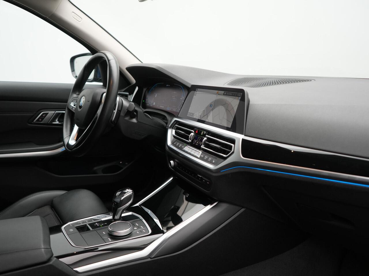 BMW 3-SERIE Touring 330e Sportline Plug In Hybrid 293pk Dealer O.H PHEV | Adaptive Cruise | Apple Carplay | Lederen Sportstoelen Verwarmd | Blis | Lane Assist | Front Assist | Navigatie | Virtual | DAB |