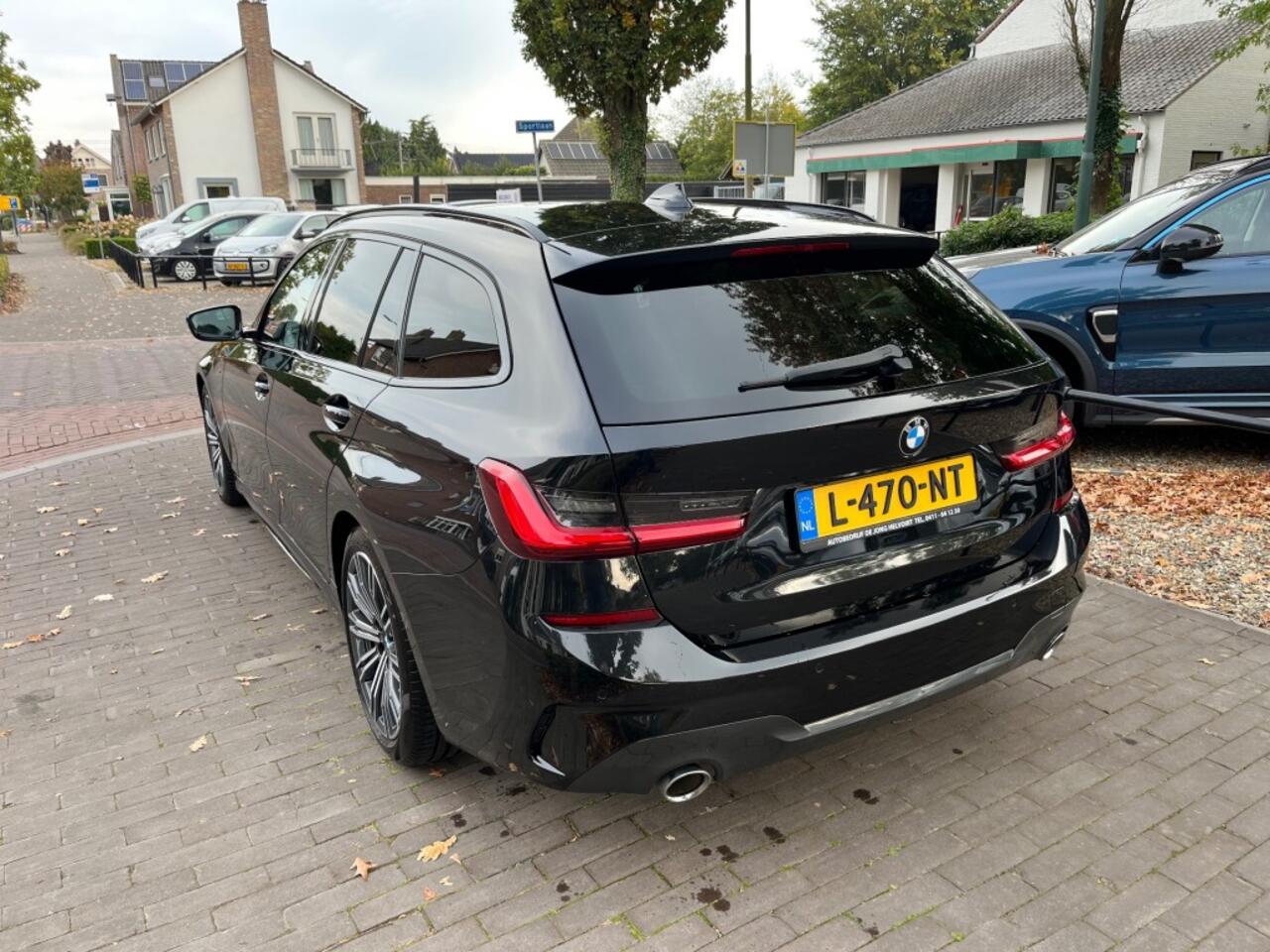 BMW 3-SERIE TOURING 330I HIGH EXECUTIVE M-PAKKET / SCHUIFDAK / NAVI / DAB