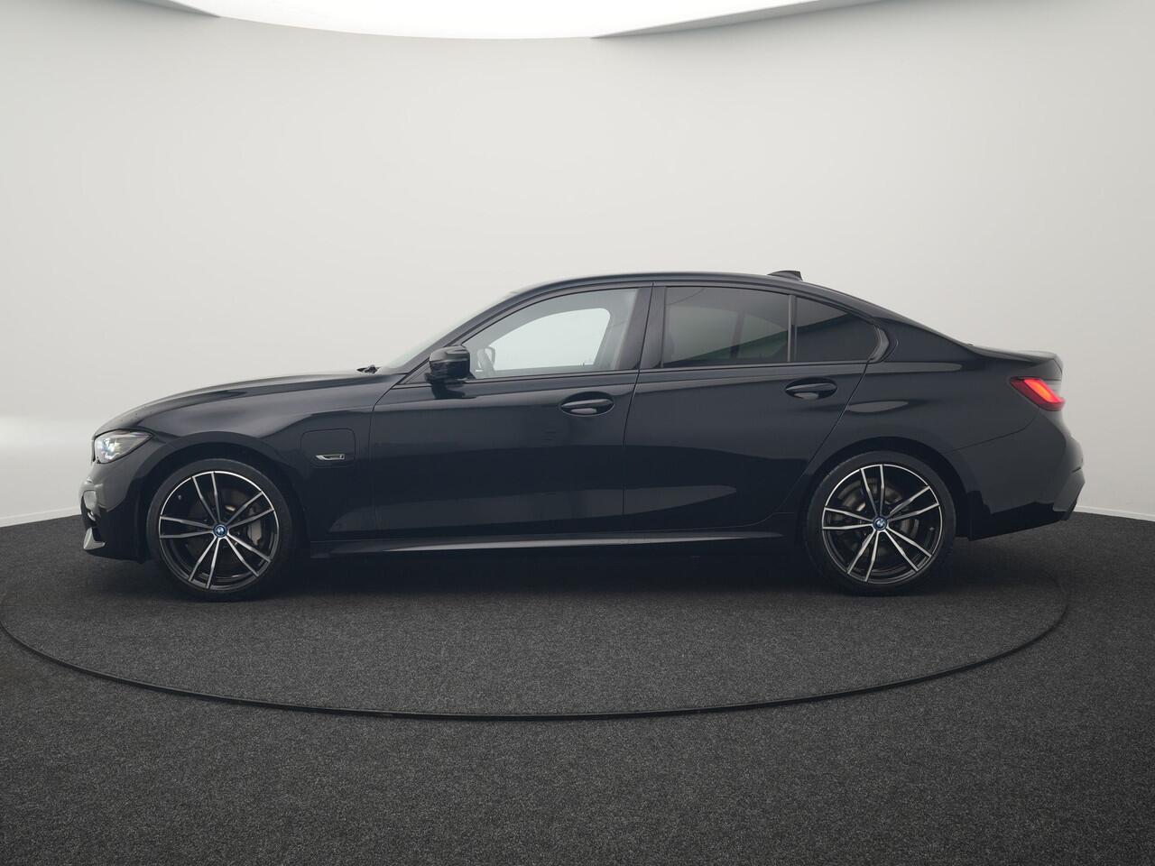 BMW 3-SERIE 330e M Sport Plug In Hybrid 293pk Dealer O.H. PHEV | Adaptief Onderstel | Sfeerverlichting | Alcantara Sportstoelen Verwarmd | Virtual | Apple Carplay | Navigatie | Cruise Control | DAB | 19"L.M |