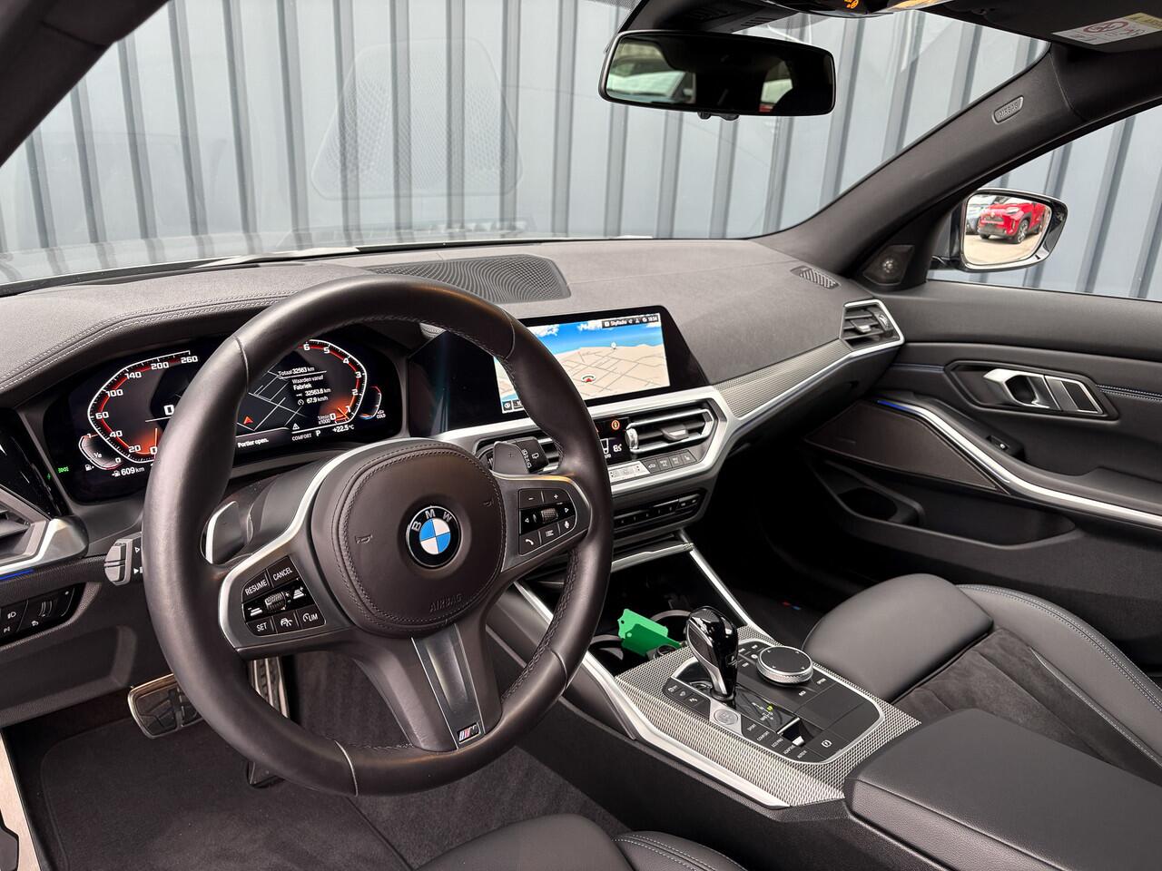 BMW 3-SERIE Touring M340i xDrive | Laser | 360 Camera | Trekhaak | Harman/Kardon | Head Up | Dodehoek sensoren | Prijs Rijklaar!!