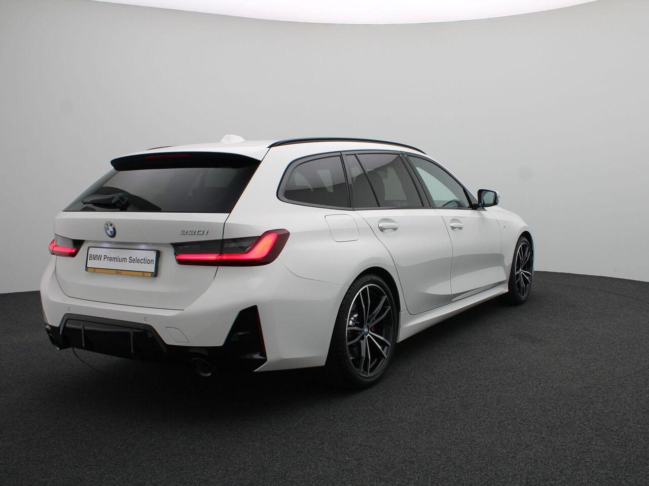 BMW 3-SERIE Touring 330i M Sportpakket Pro | Travel Pack | Entertainment Pack | Panoramadak | HIFI | Curved Display | 19"