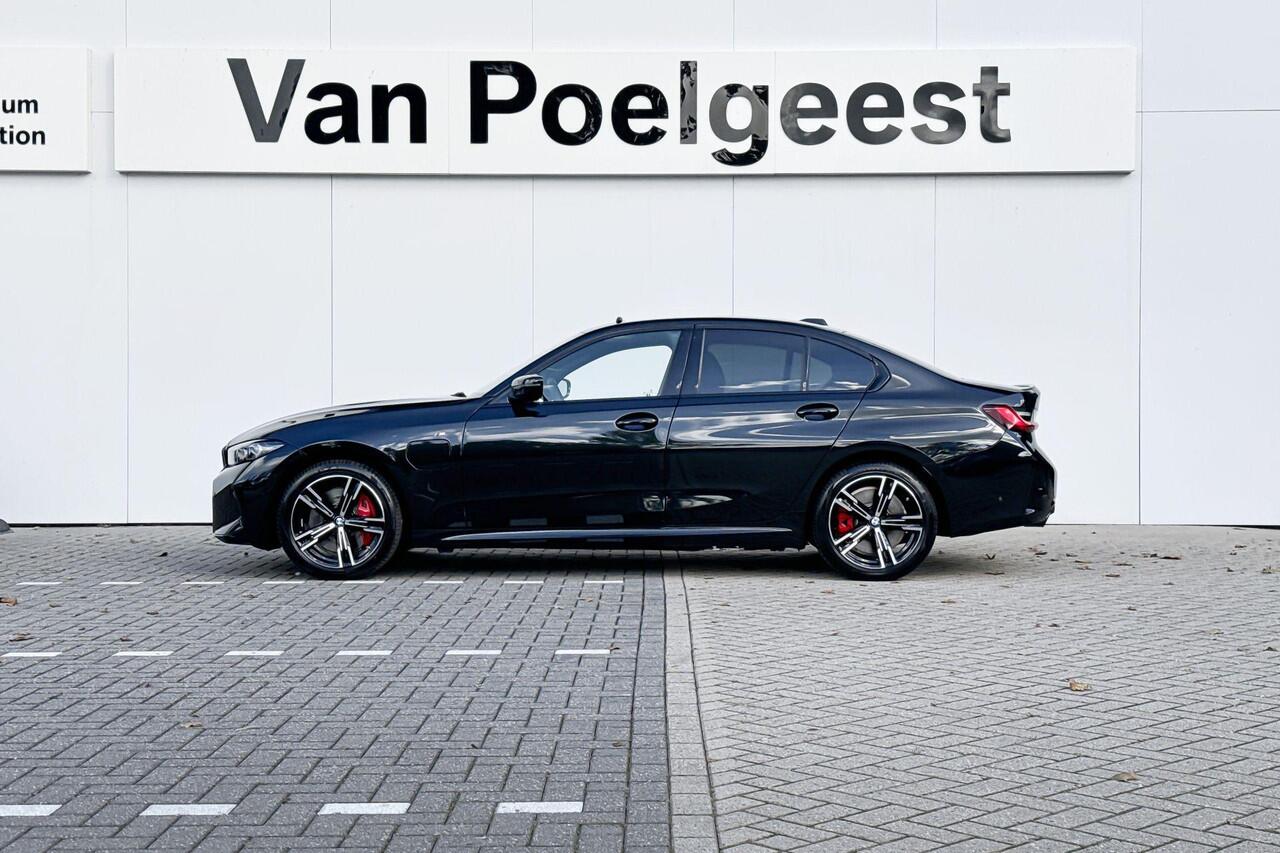 BMW 3-SERIE Sedan 330e | M Sport Pro | Comfort Pack | Active Cruise Control | Elektrisch Glazen Panoramadak