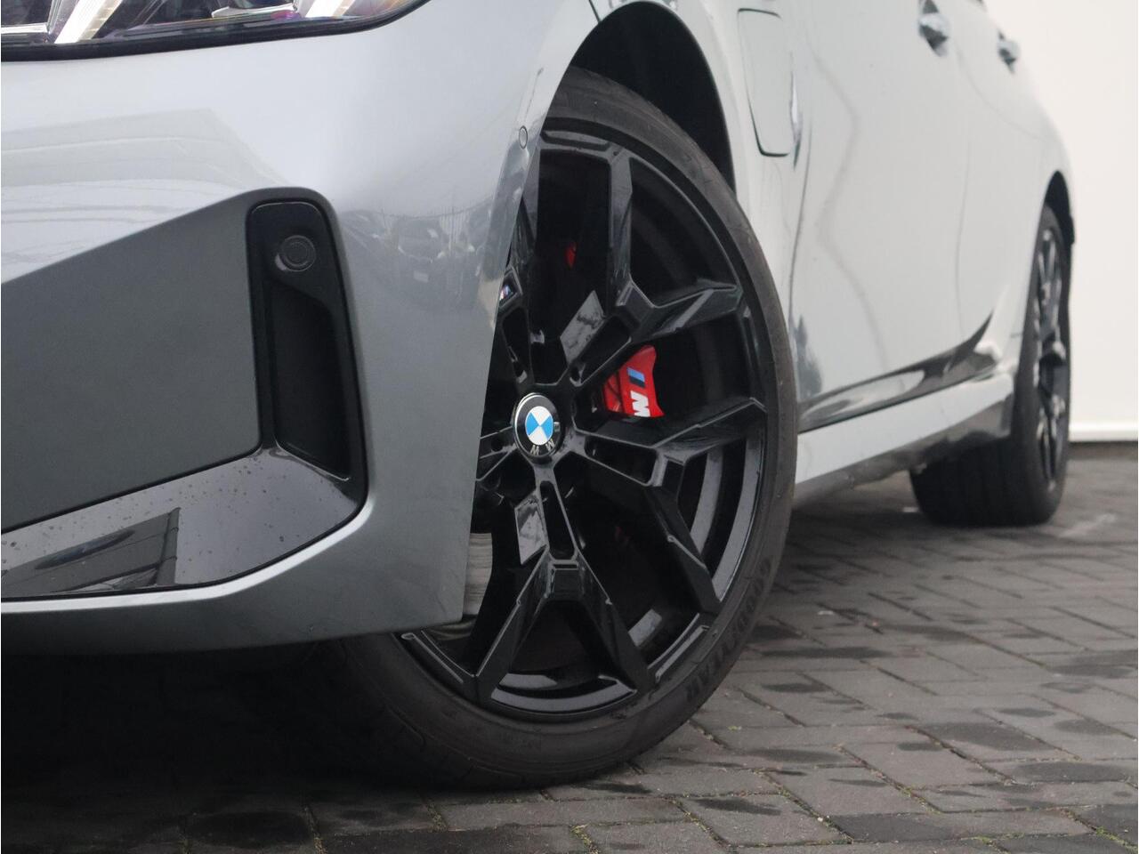 BMW 3-SERIE 330e M Sportpakket Pro/ Stuurwiel verwarmd/ Comfort Access/ Elektrische Trekhaak/ Schuif-Kanteldak/ M Sportstoelen/ Harman-Kardon/ Driving Assistant Professional