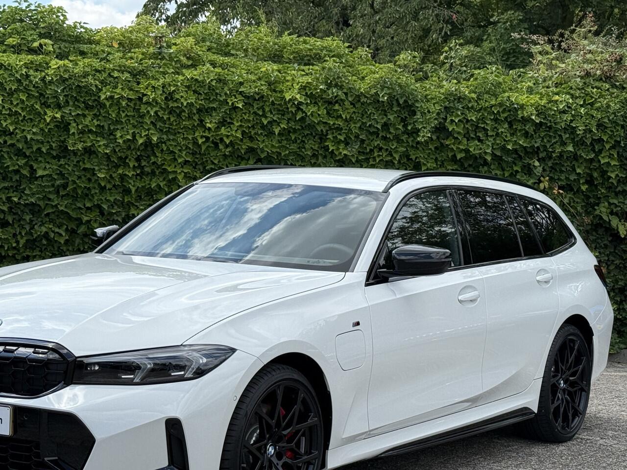 BMW 3-SERIE Touring 330e | M-Sport Pro | M-Performance | 20'' | Camera | Getint Glas | HiFi