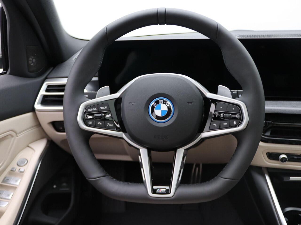 BMW 3-SERIE Touring 330e M Sportpakket Pro | Comfort Pack | Stuurwielrand Verwarmd | Trekhaak | Panoramadak | Driving Assistant | Active Cruise Control | Harman Kardon | 19'' | Ekris Selection