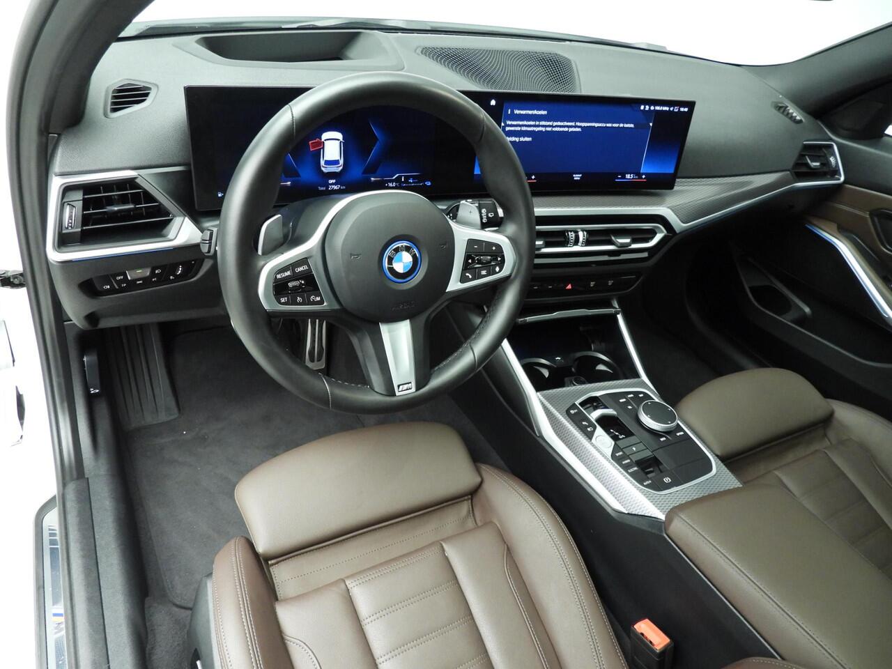 BMW 3-SERIE Touring 330e | M-Sportpakket | LED | Leder | HUD | Schuifdak | Elektr. zetels | Keyles go | DAB | Hifi speakers | Alu 19 inch