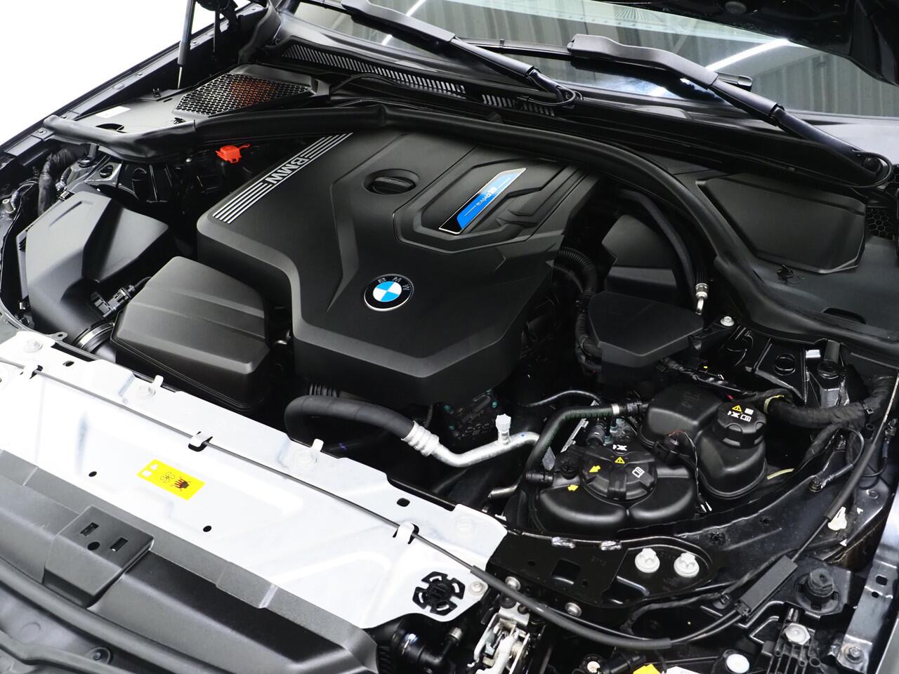 BMW 3-SERIE Touring 330e M Sport Pro LCI | M-Sportstoelen | Panoramadak | Harman/Kardon | Head Up | Camera | Keyless