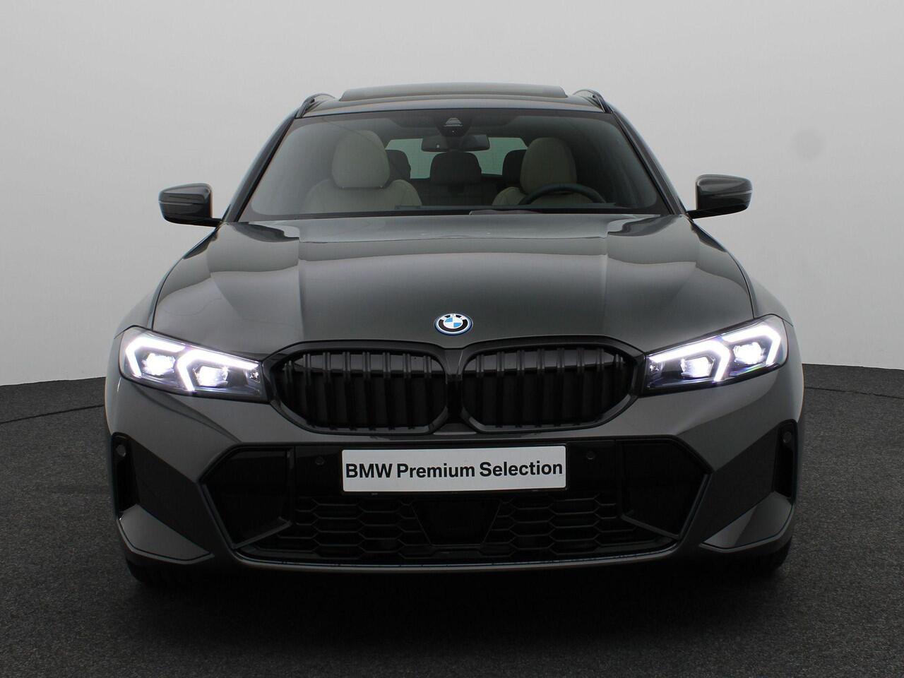 BMW 3-SERIE Touring 330e M Sportpakket Pro | Comfort Pack | Stuurwielrand Verwarmd | Trekhaak | Panoramadak | Driving Assistant | Active Cruise Control | Harman Kardon | 19'' | Ekris Selection