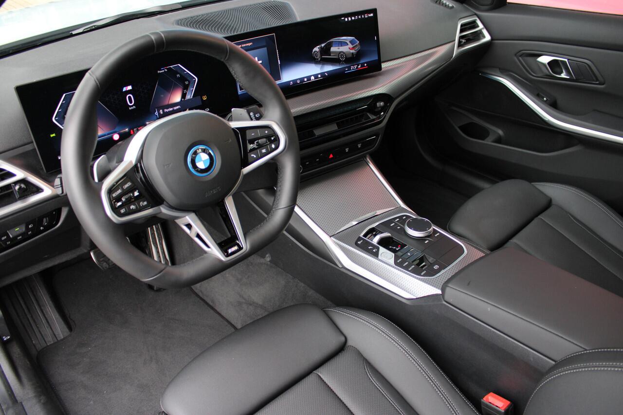 BMW 3-SERIE Touring 330e M Sport Automaat / Trekhaak / Achteruitrijcamera / Sportstoelen / Comfort Access / Active Cruise Control / M Adaptief onderstel