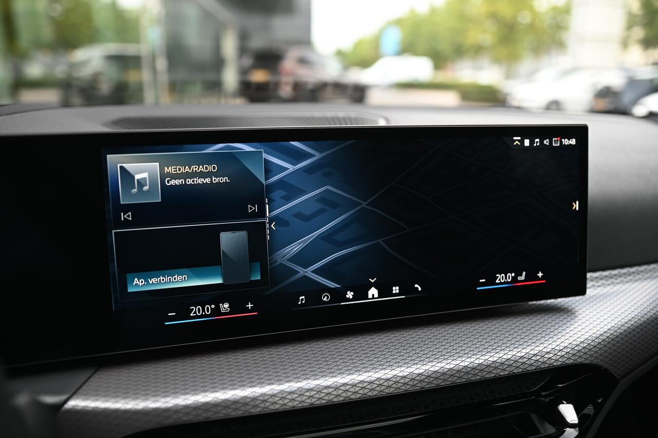 BMW 3-SERIE Touring 330e M Sport Automaat / Panoramadak / Trekhaak / Sportstoelen / Active Cruise Control / Adaptieve LED / Parking Assistant Plus / Comfort Access