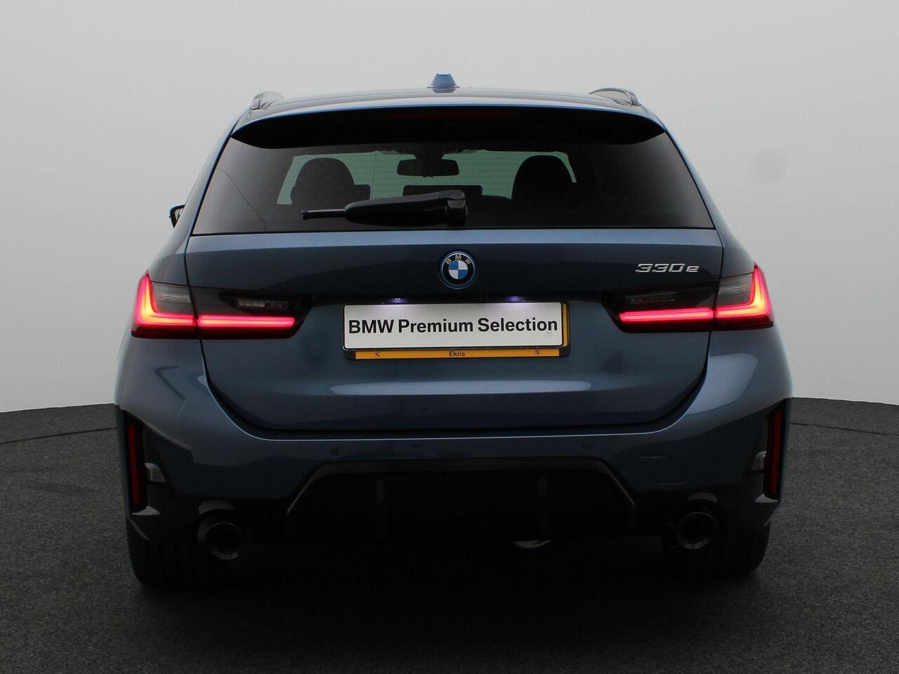 BMW 3-SERIE Touring 330e M Sportpakket Pro | Comfort Pack | Stuurwielrand Verwarmd | Trekhaak | Panoramadak | Active Cruise Control | Harman Kardon | 19''