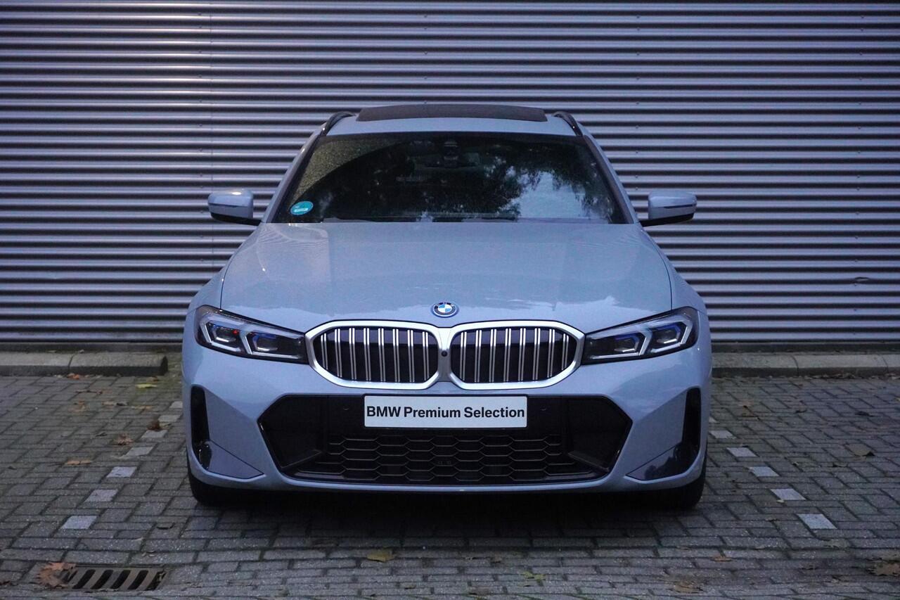 BMW 3-SERIE Touring 330e Xdrive M Sportpakket | Trekhaak met elektrisch wegklapbare kogel | Glazen panoramadak | HIFI System Harman Kardon | Comfort Access