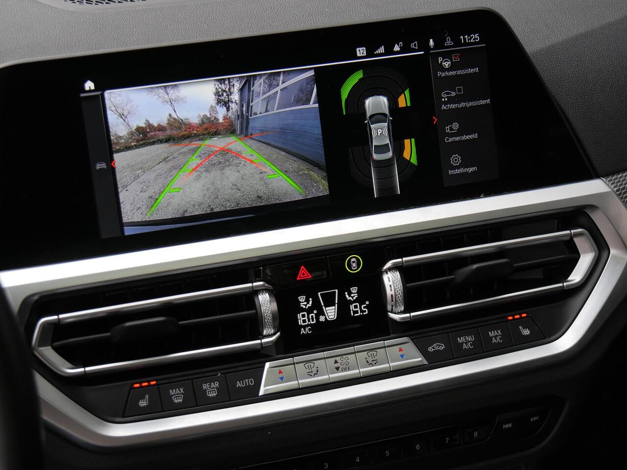 BMW 3-SERIE 318i M-SPORT/ SCHUIFDAK/ PARKING PACK/ SHADOW LINE / 19INCH BREEDSET M-SPORT VELGEN