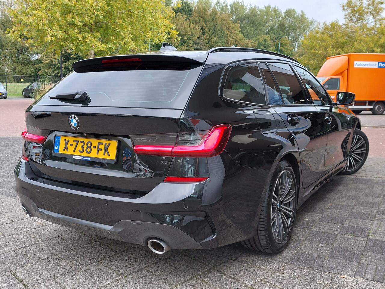 BMW 3-SERIE Touring 320i 184pk Automaat High Executive M-Sport | Navi | Apple Carplay+Android Auto | Adap.Cruise | Leder+Alcantara | Led Koplampen | Sfeerverlichting | Stoelverwarming | Pdc V+A+Camera | 18''lm